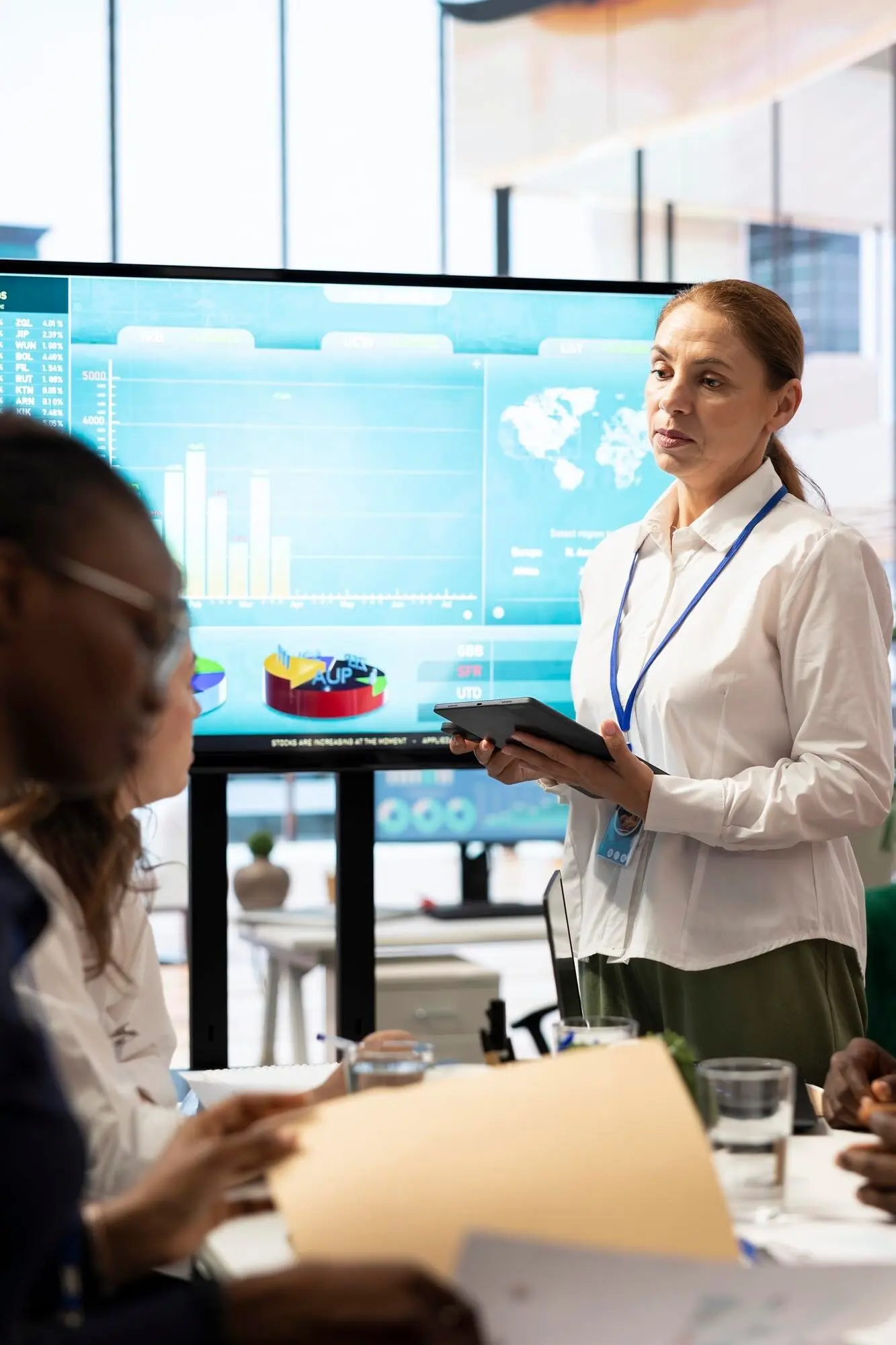 Члены команды собираются в переговорной, чтобы рассмотреть результаты своего анализа.