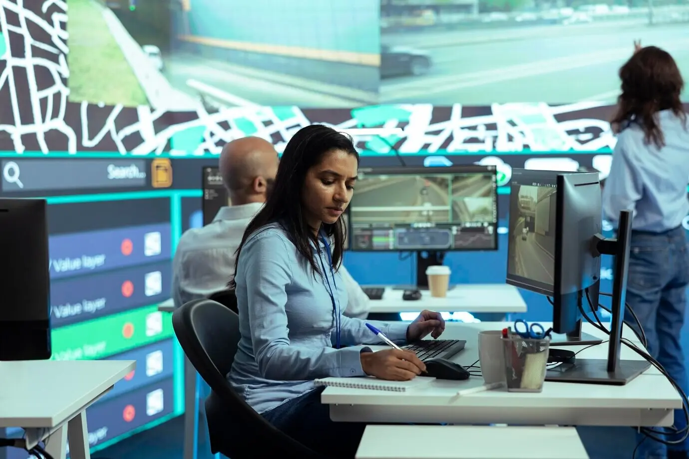 Индийская сотрудница определяет местоположение водителей грузовиков доставки с помощью спутниковой карты.