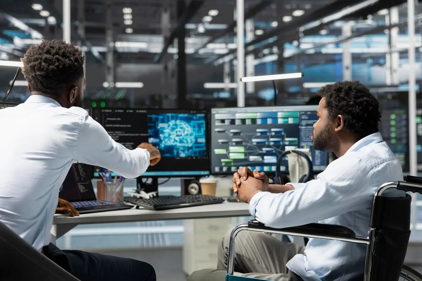 Искусственный интеллект используют руководитель серверной и сотрудник в инвалидной коляске.